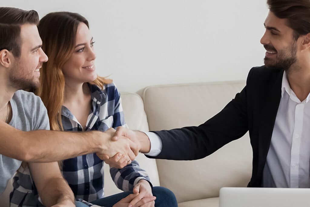Berater der LBS Immobilien GmbH Süd bespricht mit einem jungen Paar den Immobilienkauf – persönlicher Service und kompetente Beratung vor Ort.